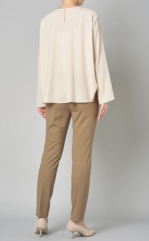 バックデザインケープブラウス