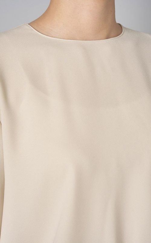 バックデザインケープブラウス