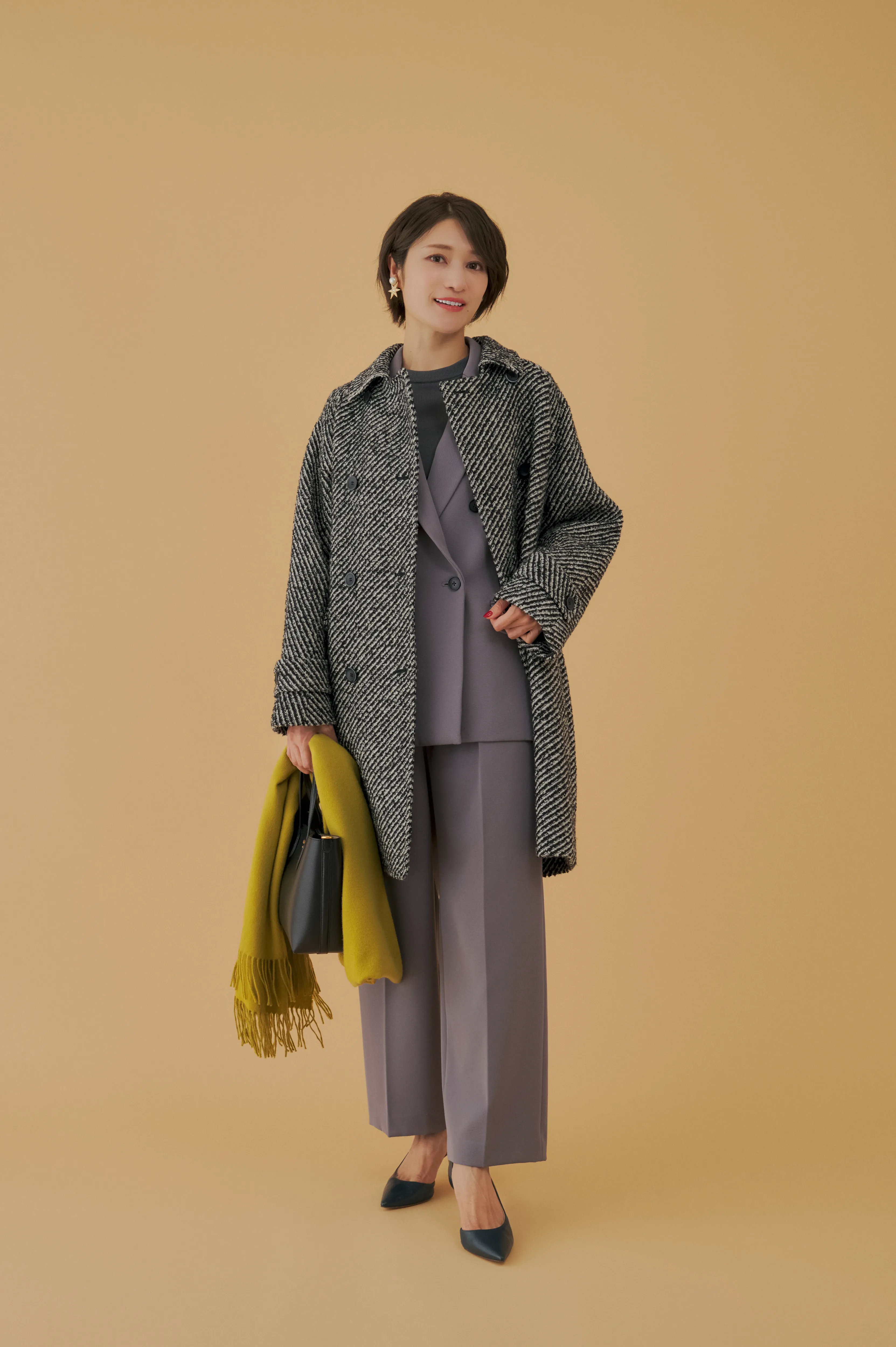 おすすめの冬アウター「ステンカラーコート」を着た女性。