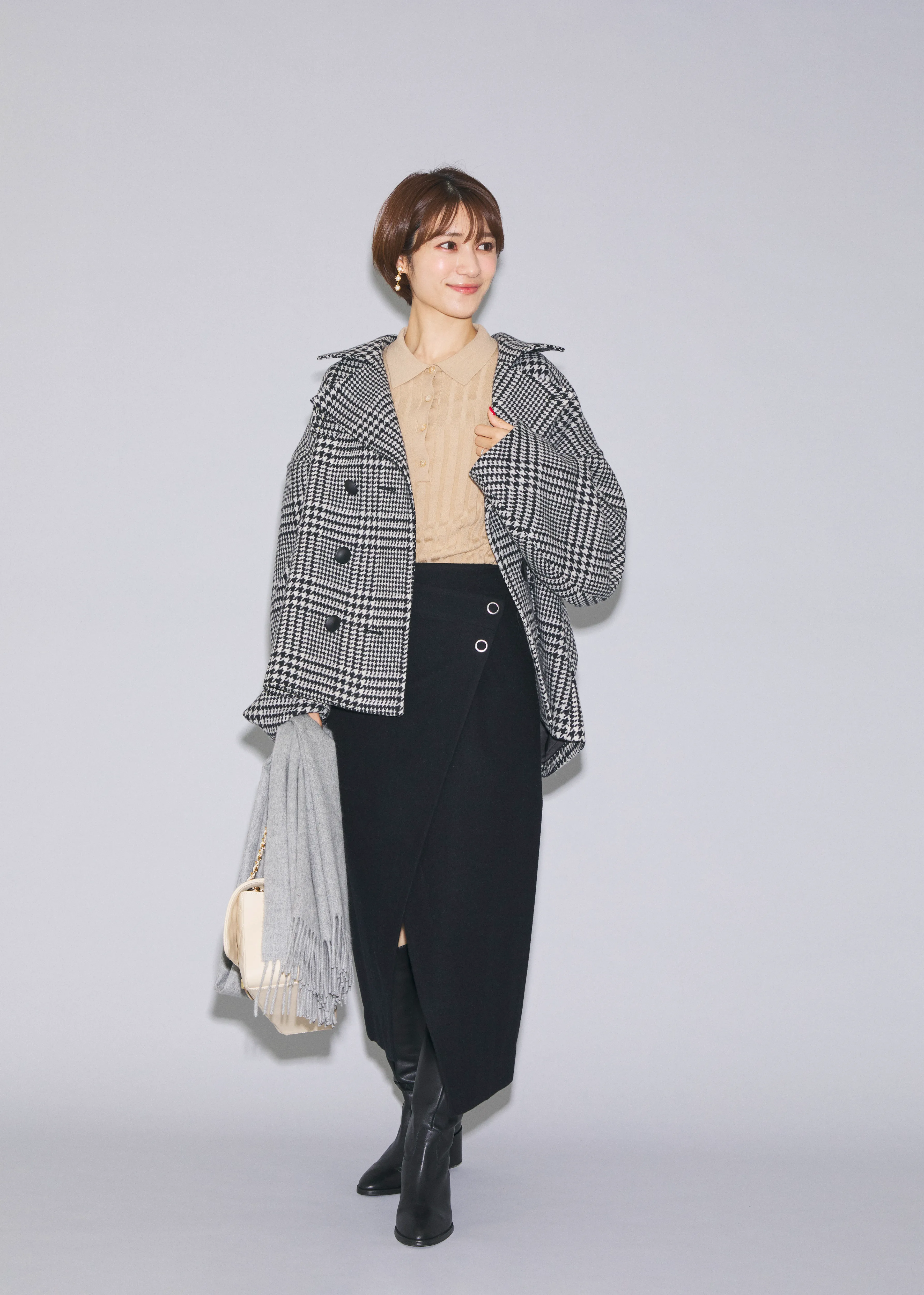 おすすめの冬アウター「ピーコート」を着た女性。