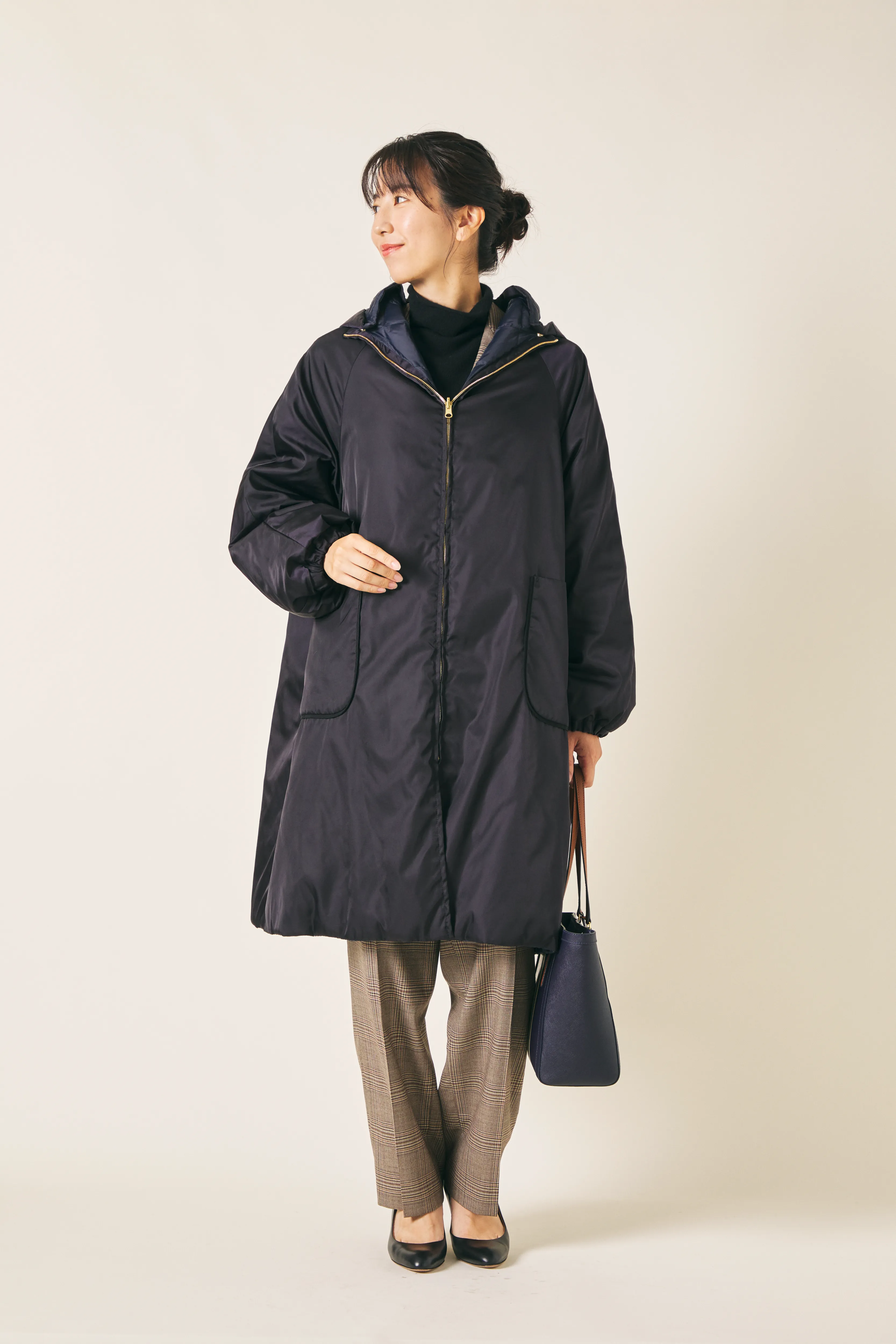 おすすめの冬アウター「中綿コート」を着た女性。