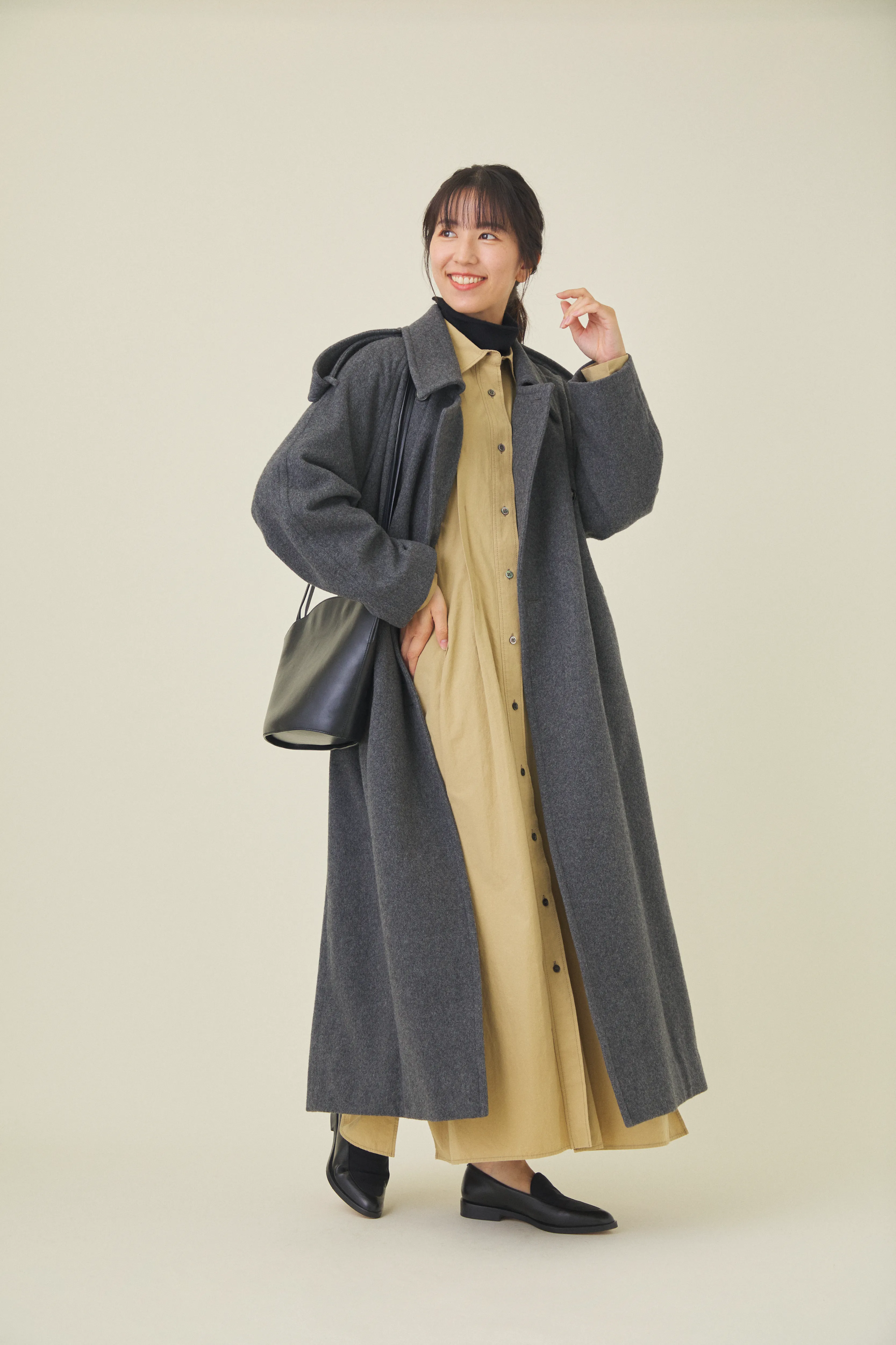 おすすめの冬アウター「トレンチコート」を着た女性。