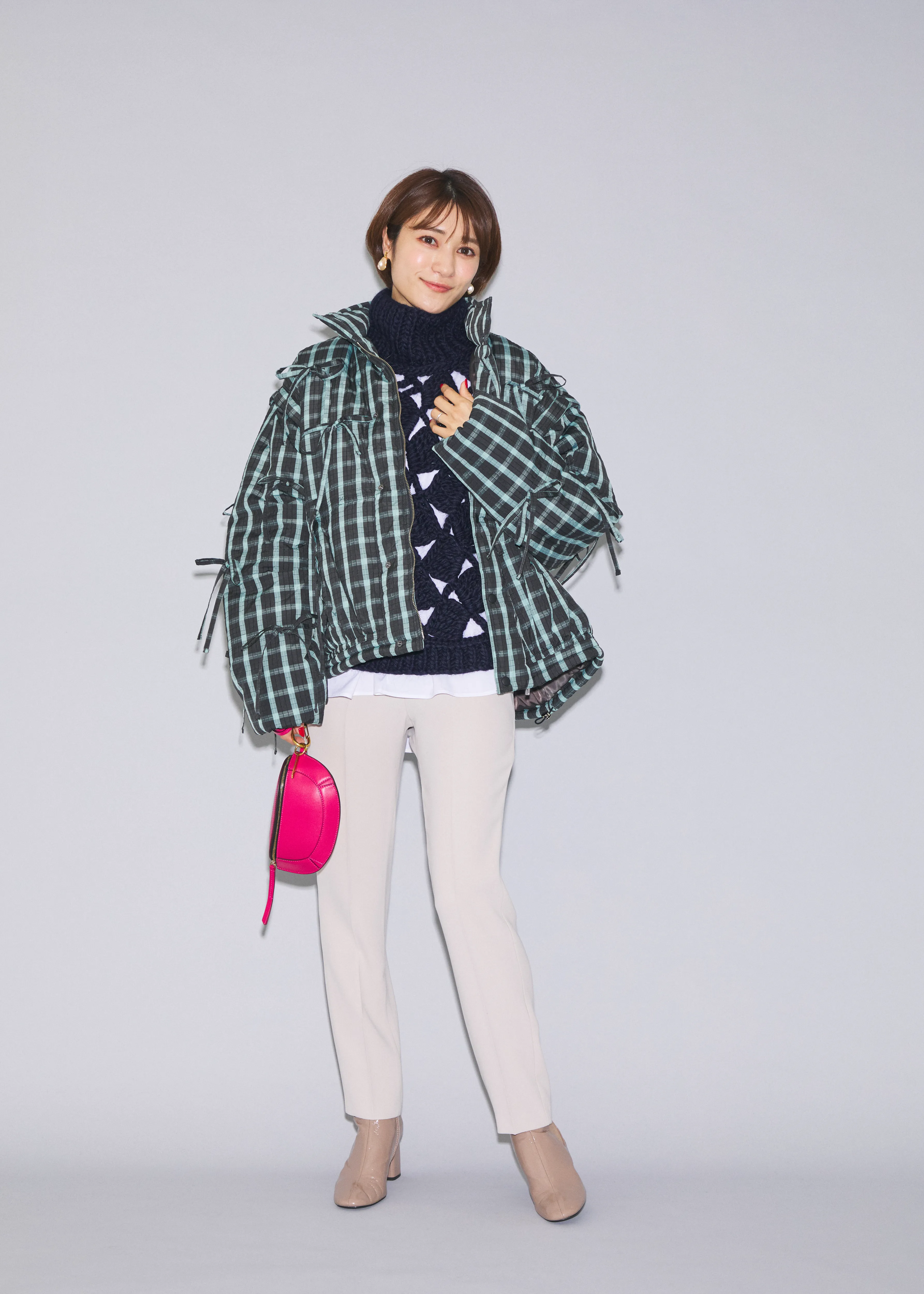 おすすめの冬アウター「パファージャケット」を着た女性。