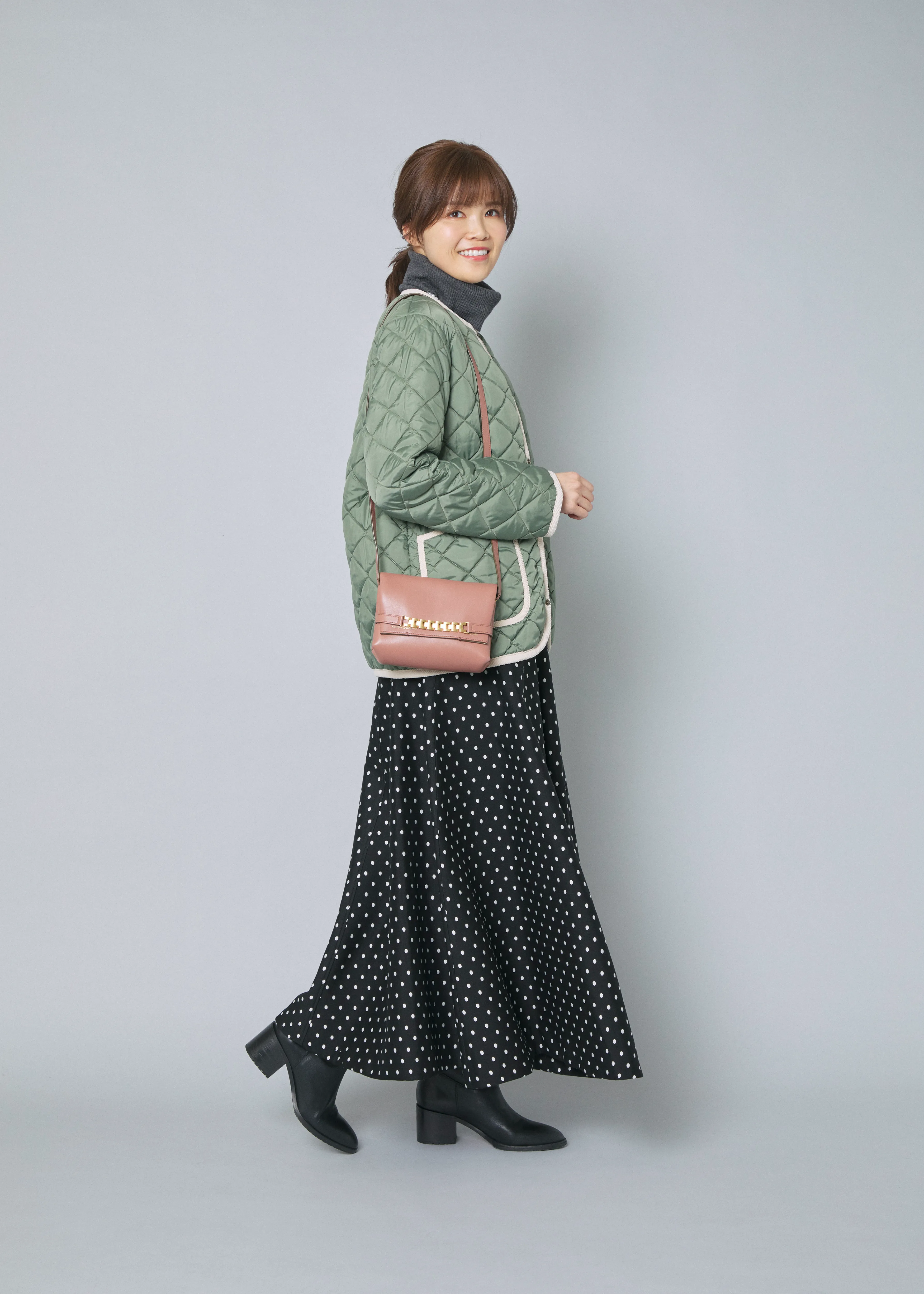 おすすめの冬アウター「キルティングアウター」を着た女性。