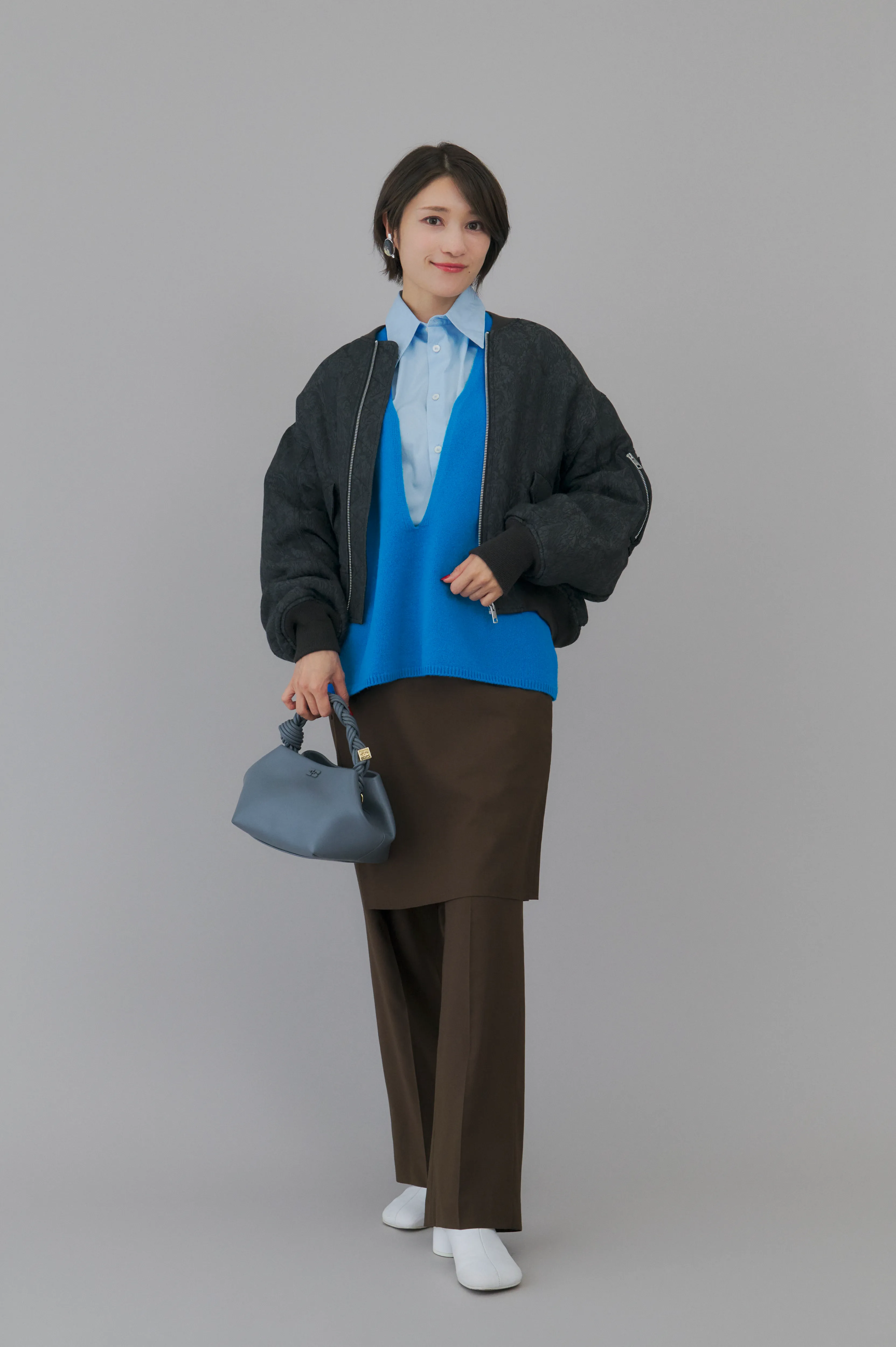 おすすめの冬アウター「ショートブルゾン」を着た女性。