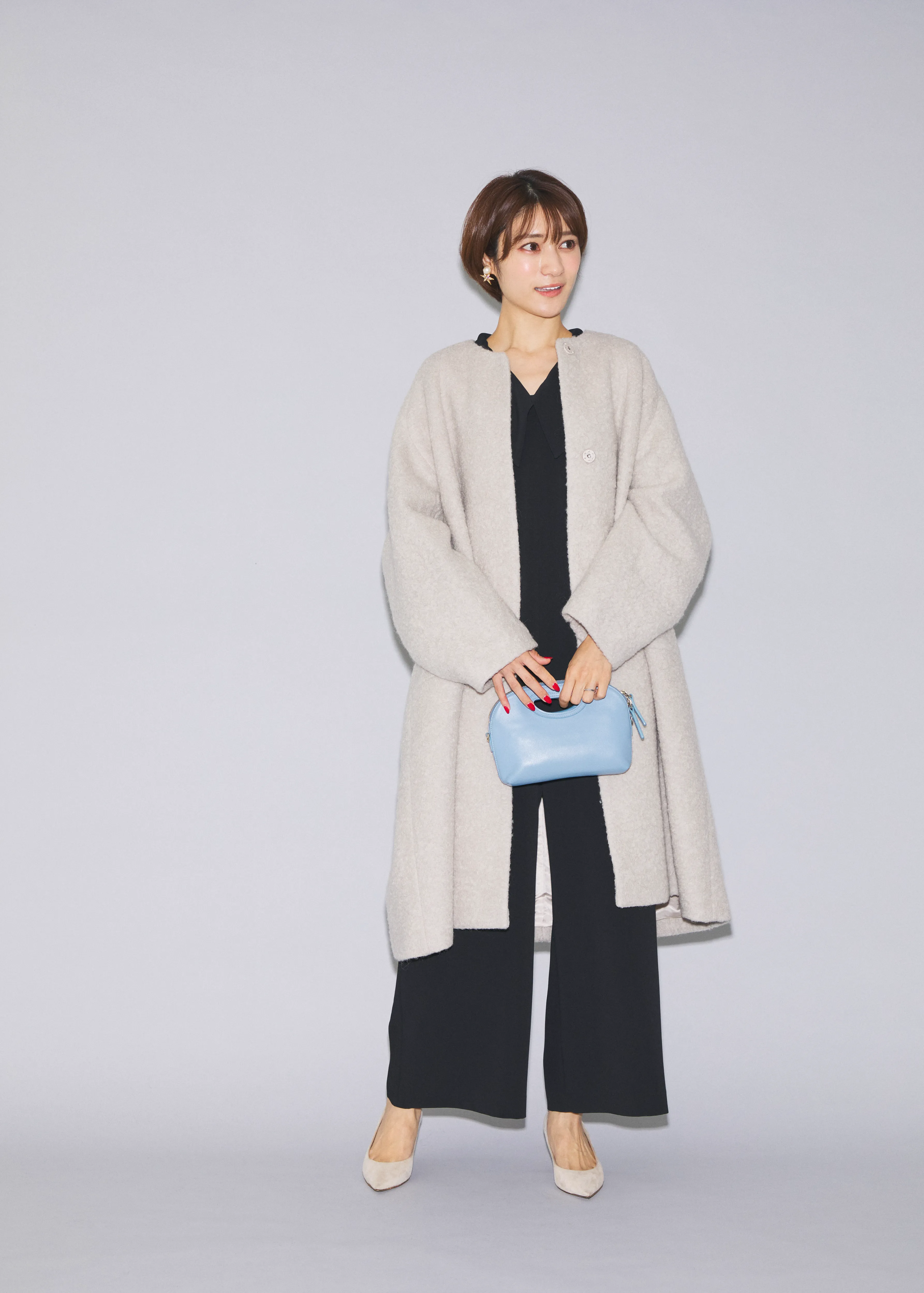 おすすめの冬アウター「ノーカラーコート」を着た女性。