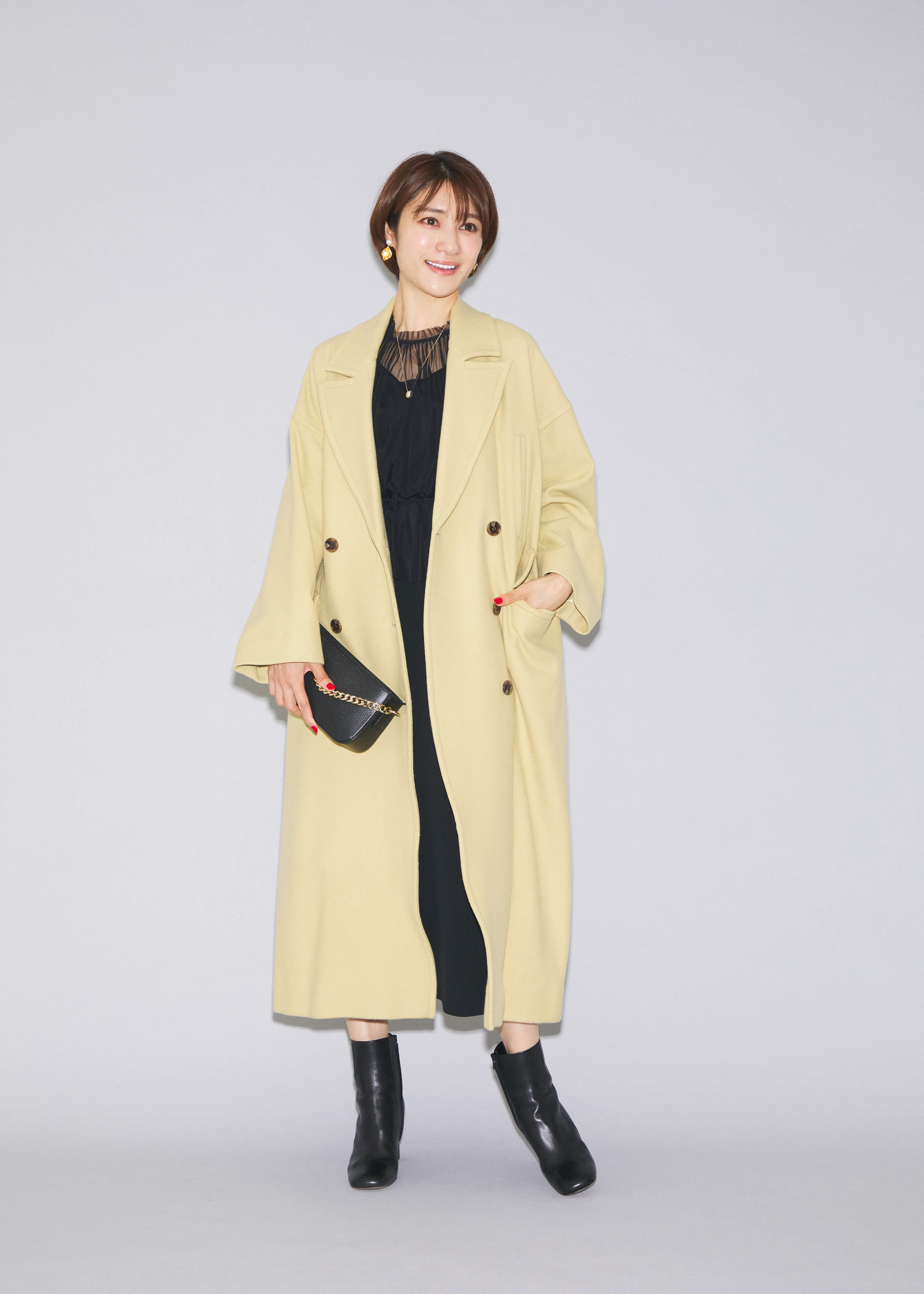 おすすめの冬アウター「テーラードコート」を着た女性。