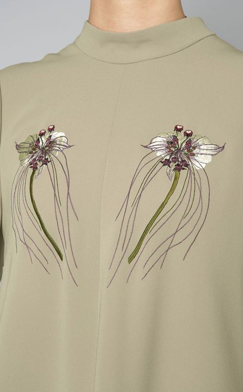 スタンドネック刺繍ドレス