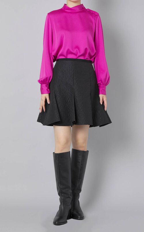 サテンハイネックブラウス