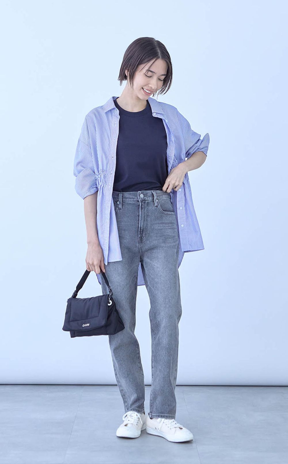 タイトテーパードデニムパンツ