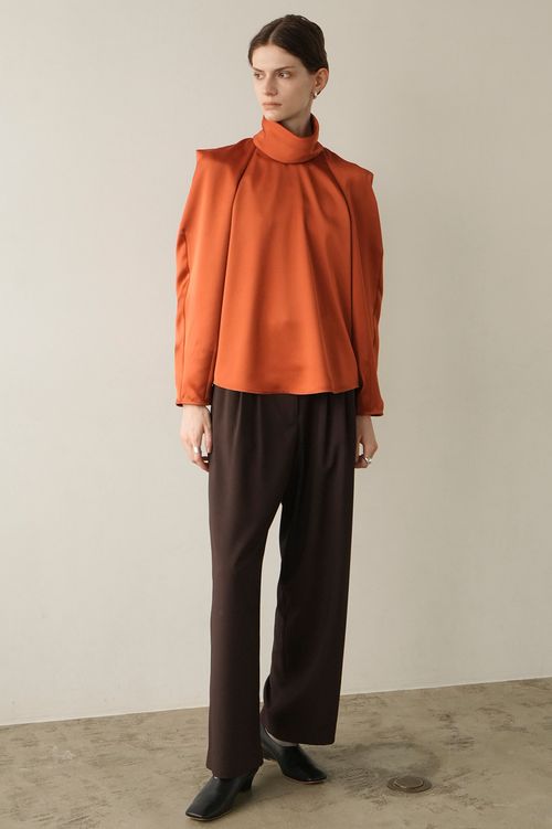 コンストラクティブサテンブラウス