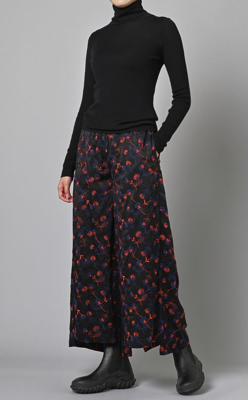 フラワーエンブロイダリーパンツ