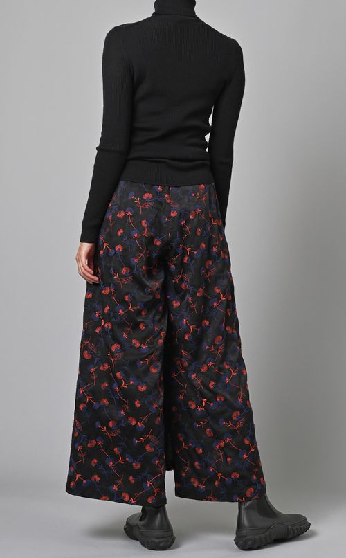 フラワーエンブロイダリーパンツ