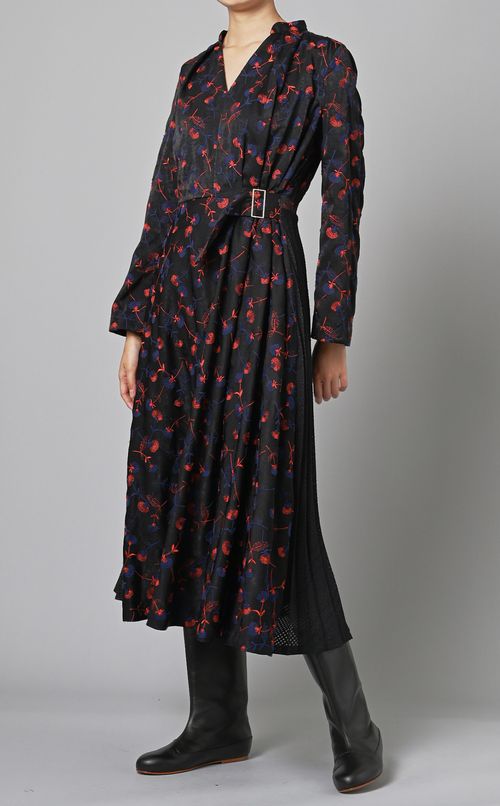 フラワーエンブロイダリーワンピース