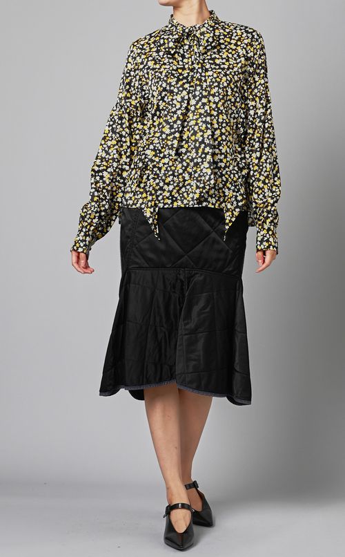 フラワー柄ブラウス