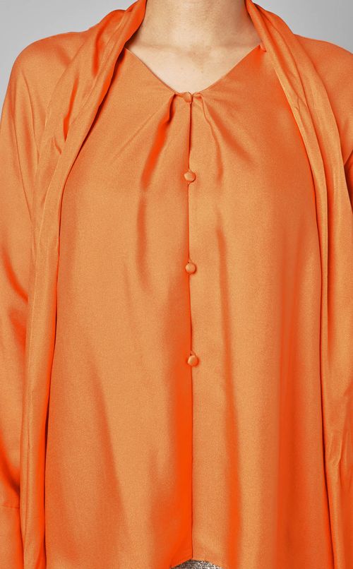 サテンデザインブラウス