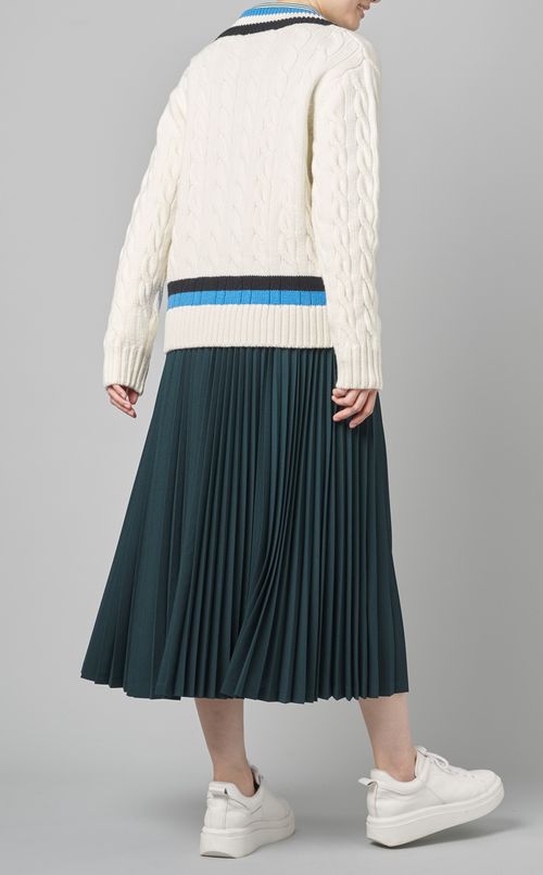 ケーブル編みVネックニット