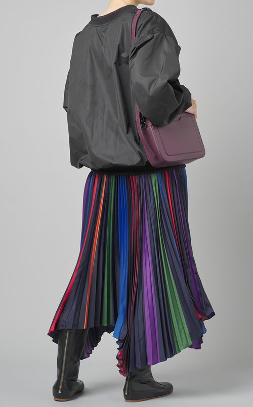 ロゴ入りVネックプルオーバー