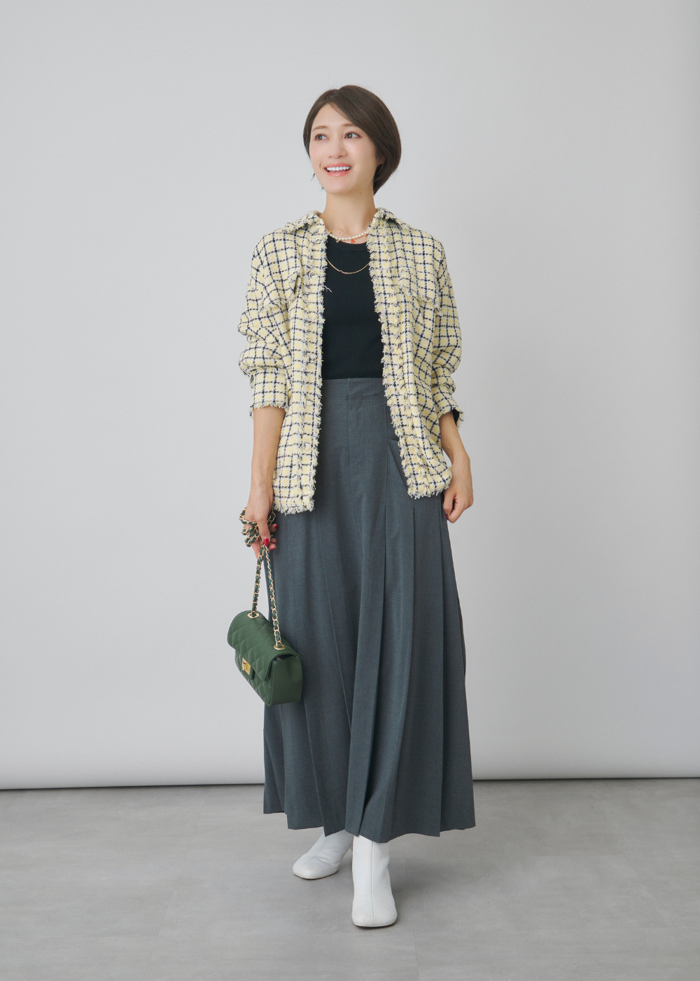 ツイードシャツをジャケット風に羽織った休日コーデ