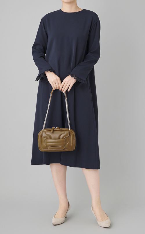 裾レースノーカラーワンピース