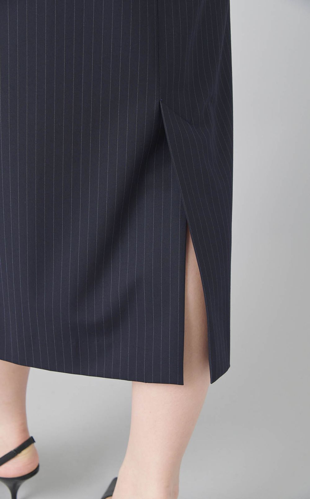 ピンストライプラッフルワンピース