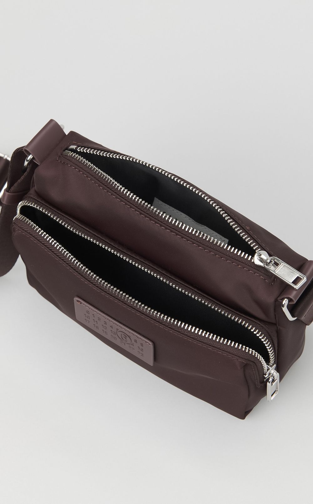 ナイロンクロスボディバッグ