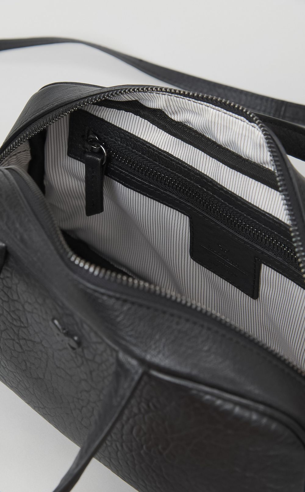 ストラップ付レザーハンドバッグ