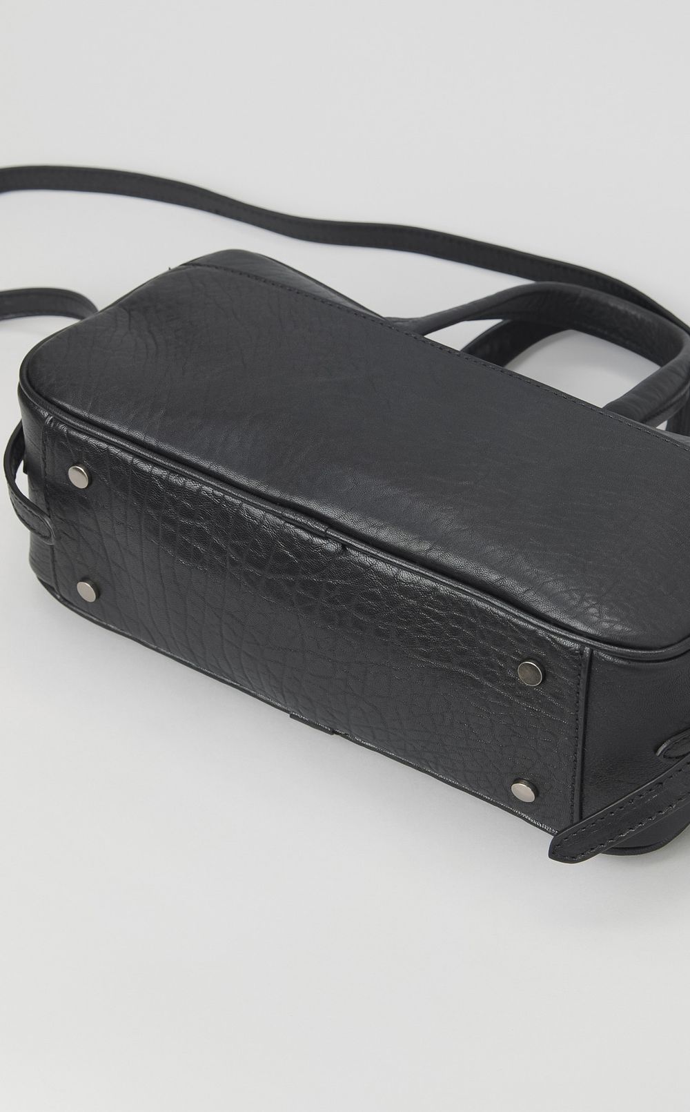 ストラップ付レザーハンドバッグ