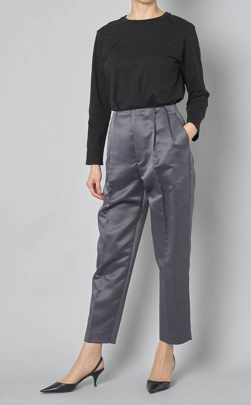 マットサテンテーパードパンツ