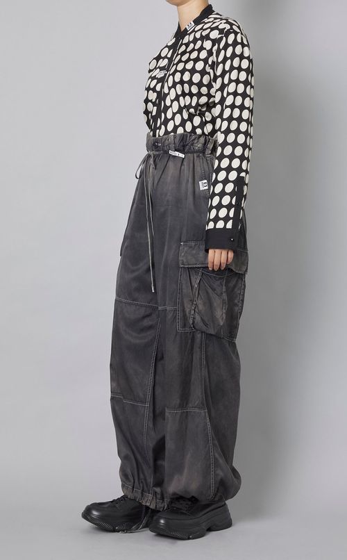 サテンカーゴパンツ