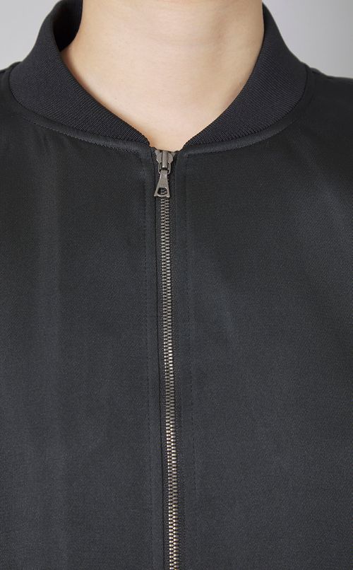 サテンボンバージャケット