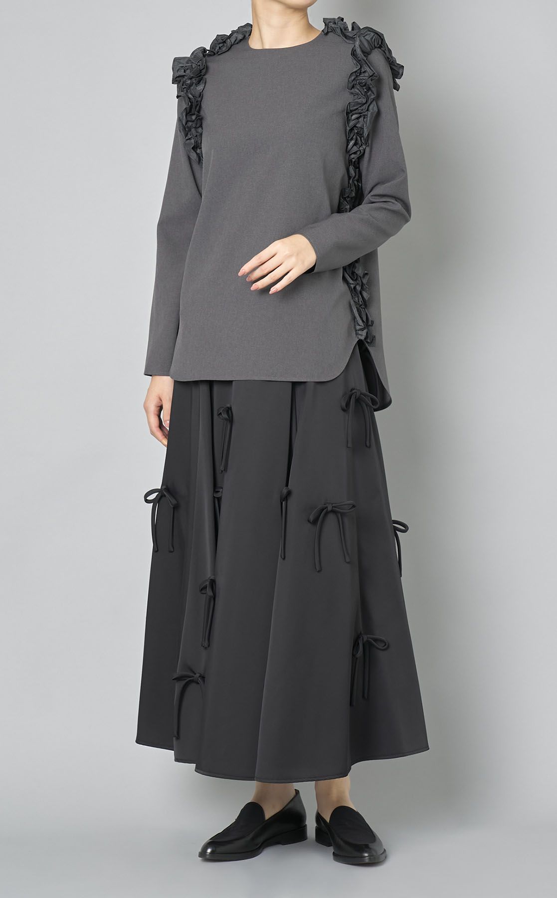 【タグ付き未使用】ヒューデイトゥイブニング グレー フリル付き ワンピース hue DAY TO EVENING(ヒュー・デイ・トゥ・イブニング)のレンタル