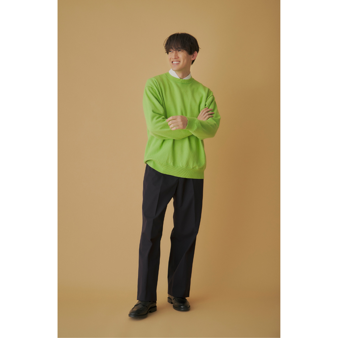 グリーンニット×ブラックスラックスのメンズコーデ