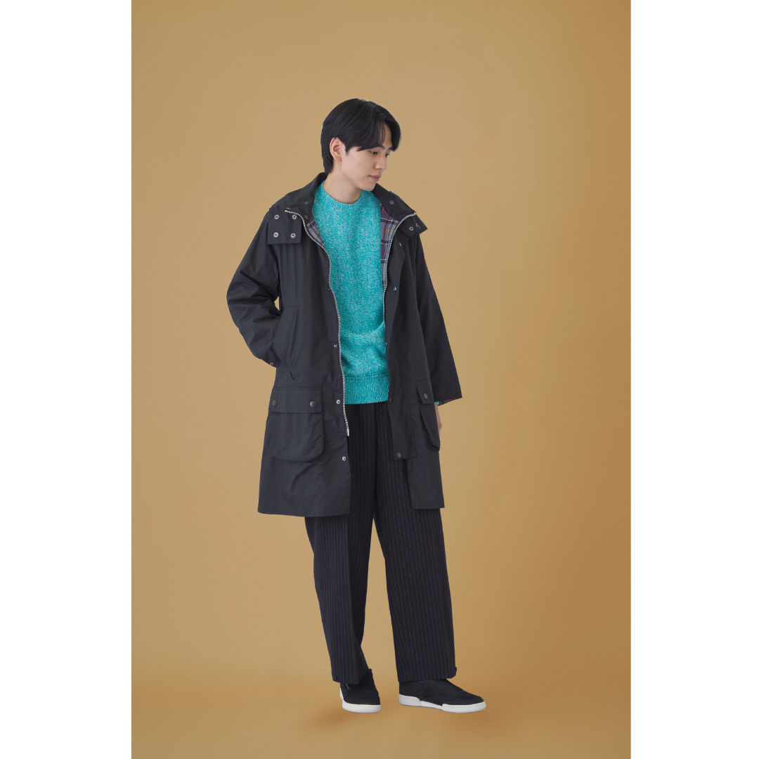 ブルーニット×ブラックスラックスにブラックコートを合わせたメンズコーデ