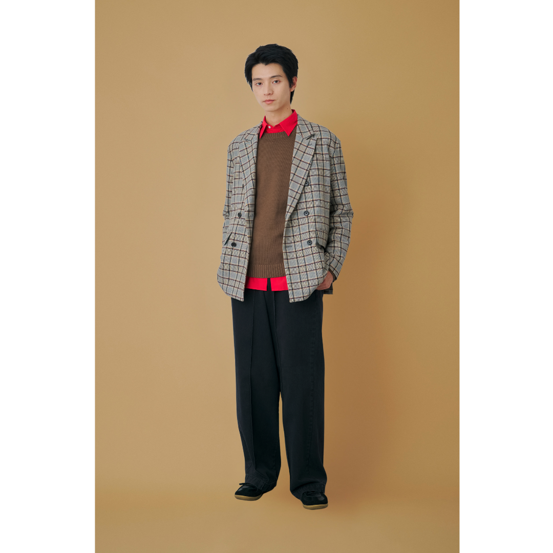 赤シャツ×ブラウンニット×チェックジャケットにブラックスラックスを合わせたメンズコーデ