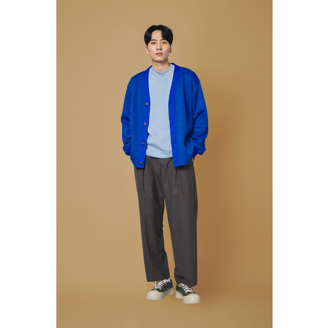 ブルースウェット×ブルーカーディガンにブラウンスラックスを合わせたメンズコーデ
