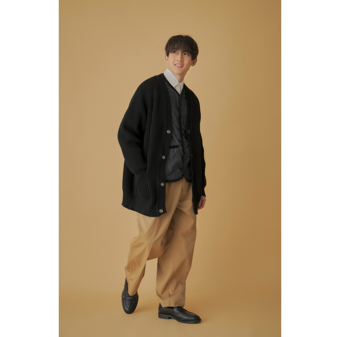 白シャツ×ベスト×ブラックカーディガンにチノパンを合わせたメンズコーデ