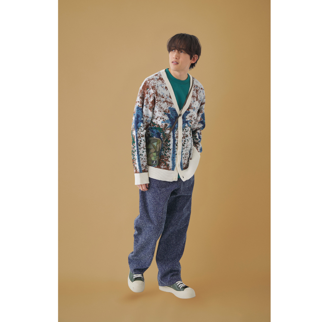 ジャカード柄カーディガンにデニムパンツを合わせたメンズコーデ