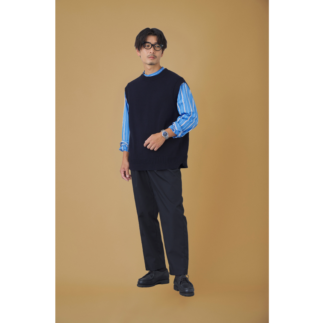 ブルーストライプシャツ×ニットベストにブラックスラックスを合わせたメンズコーデ