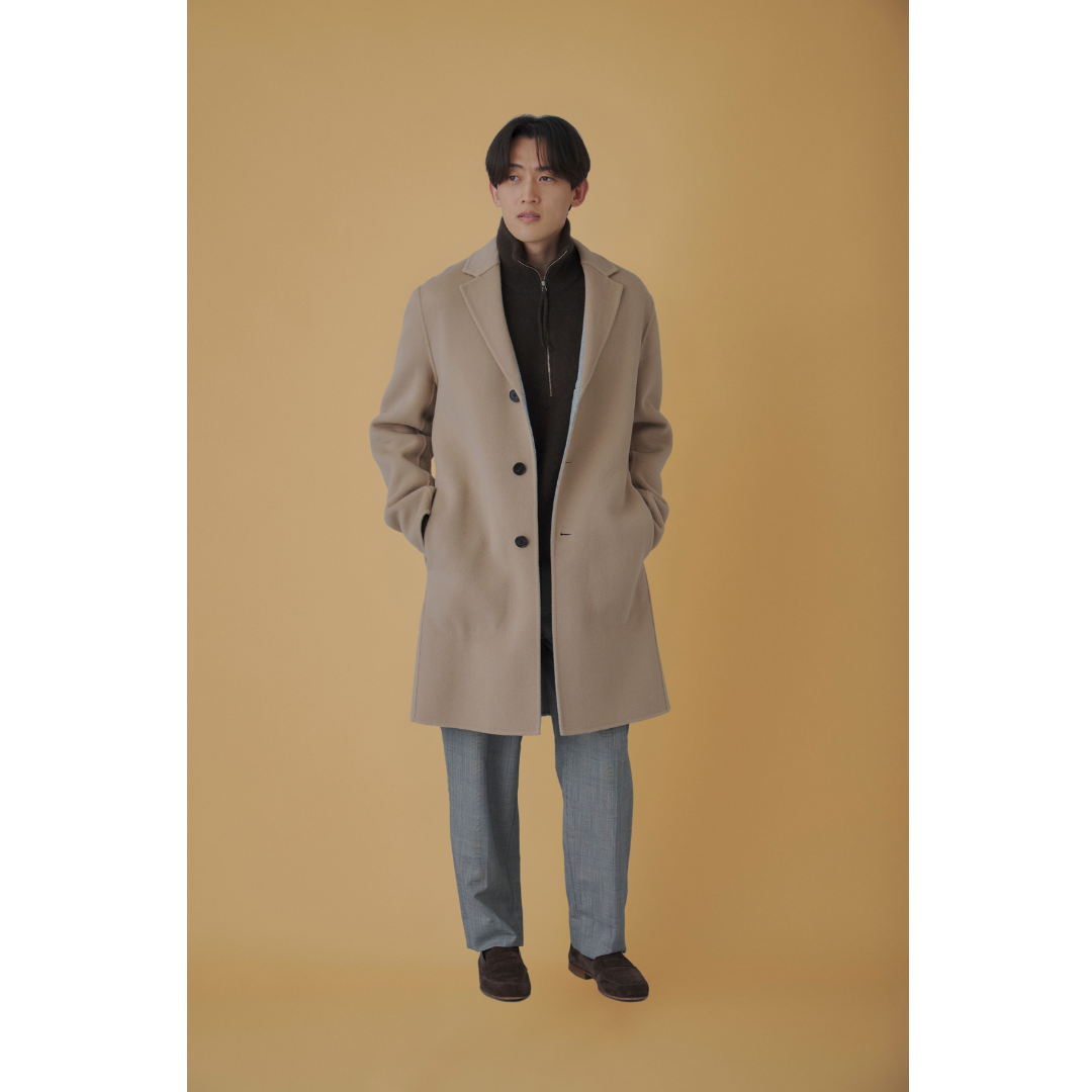 ブラウンタートルニット×ベージュのチェスターコートを合わせたメンズコーデ