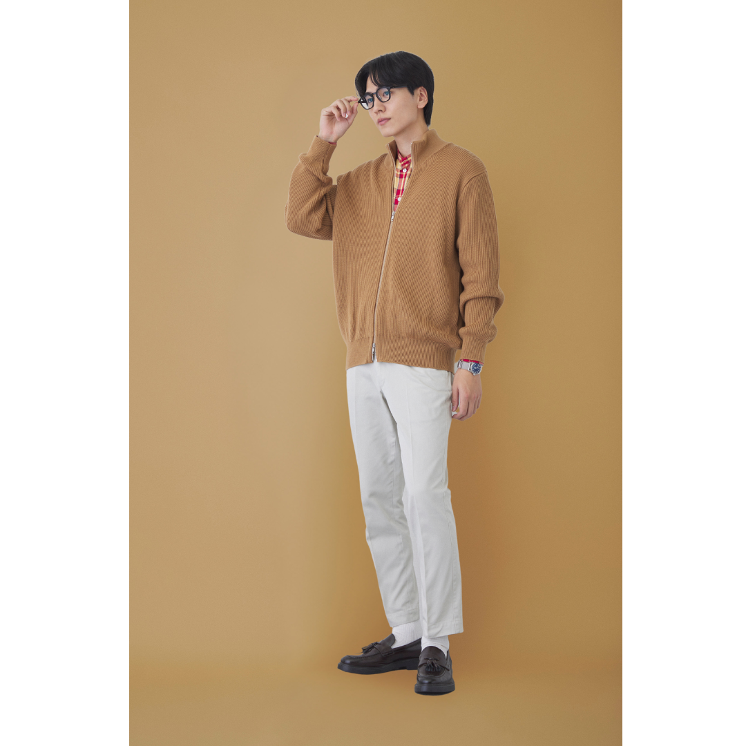 ベージュのニットブルゾン×赤チェックシャツに白のチノパンを合わせたメンズコーデ