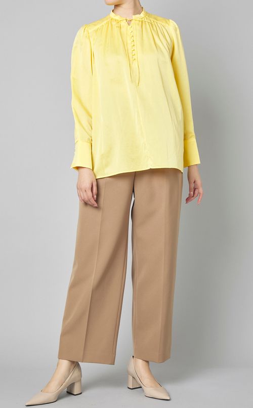 サテンギャザーフレアブラウス