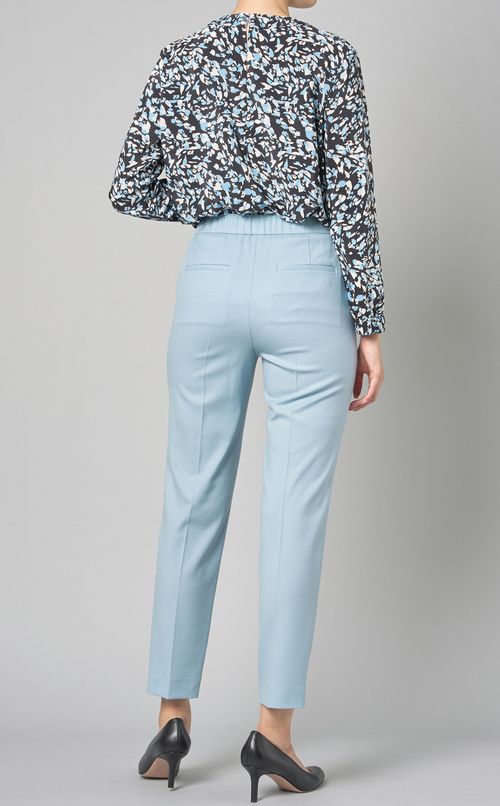 スリムテーパードパンツ