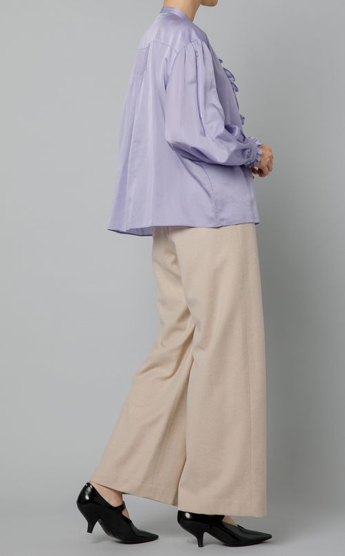 サテンフロントフリルブラウス