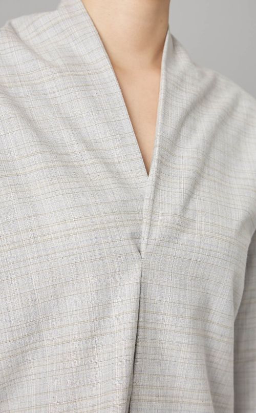 Vネック七分袖ブラウス