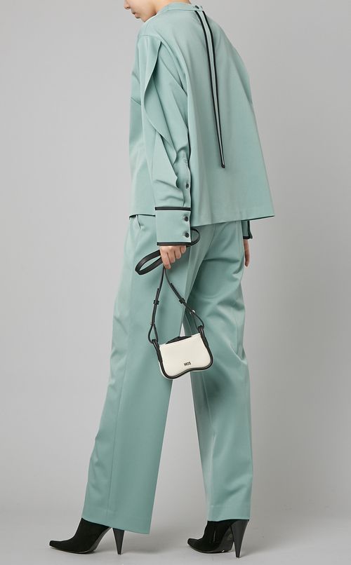 バックデザインブラウス