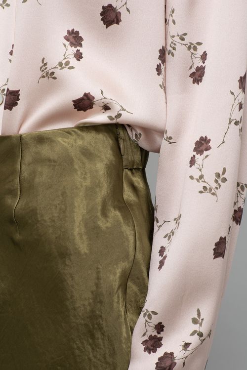 サテンナローロングスカート