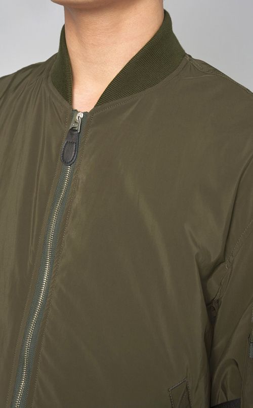 パウダリーツイルボンバージャケット