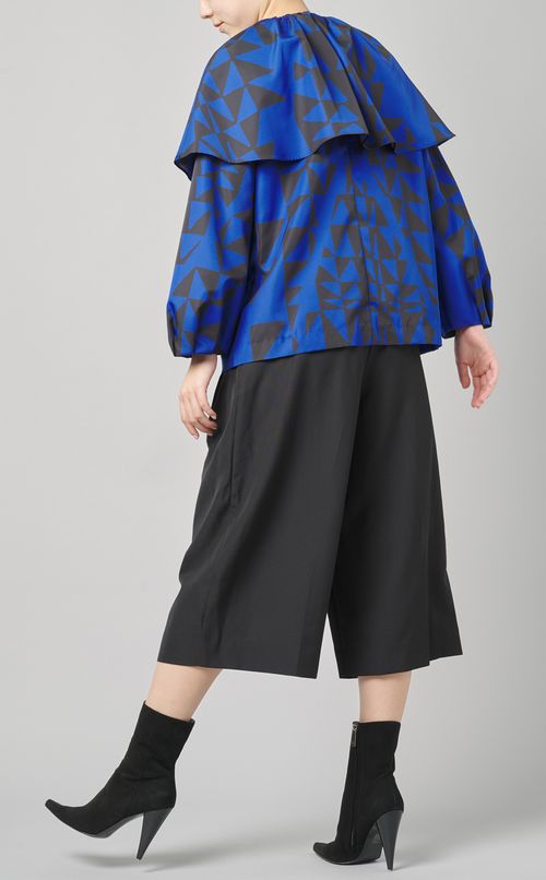 幾何プリントケープブラウス