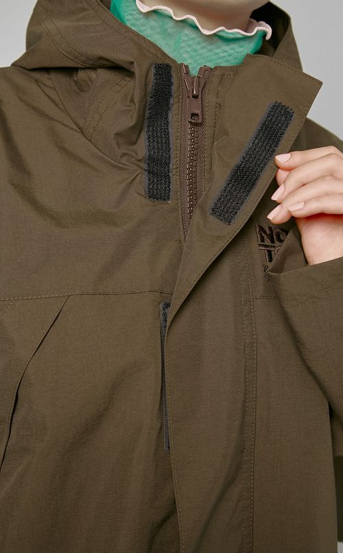 バックプリーツマウンテンパーカー